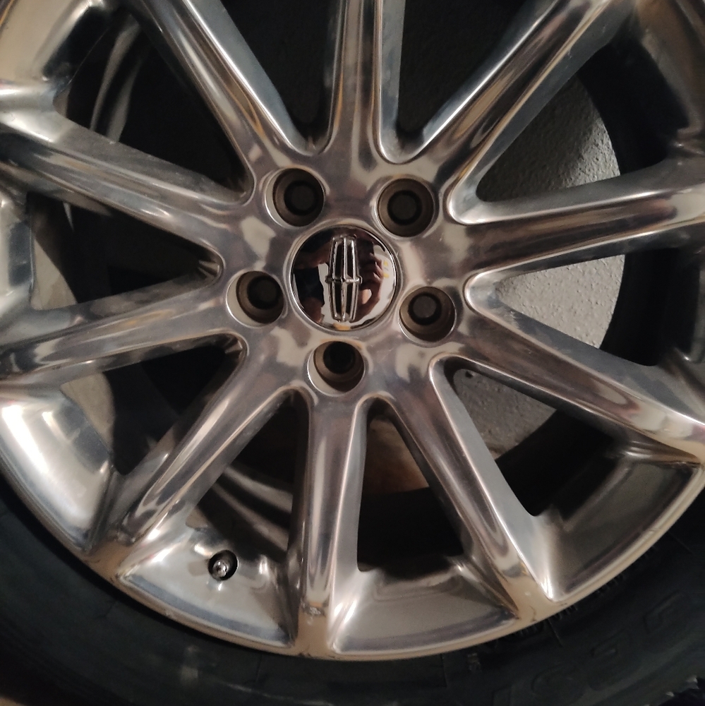 Lincoln factory rims with new tires